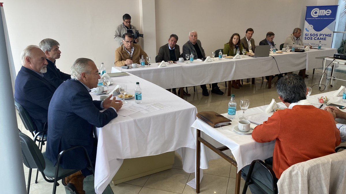barlettamario's tweet photo. 165 impuestos pagamos los Argentinos, pero solo 12 recaudan efectivamente. El resto, pura burocracia e ineficiencia y despilfarro. Reducir impuestos para generar más empleo y más producción, es posible. https://t.co/6VQHOQGLA1 https://t.co/uy0X7J6rpw
