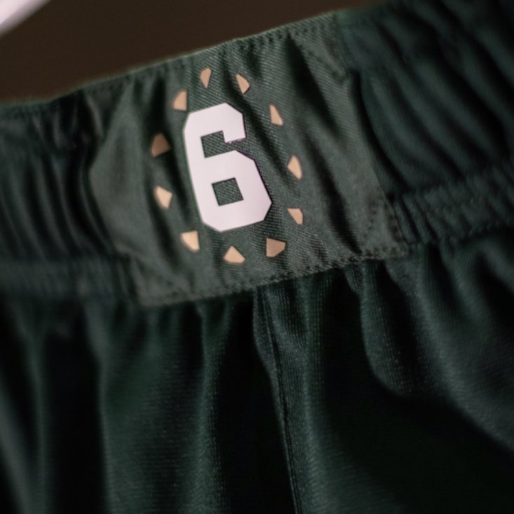 taylorcsnow's tweet photo. • The script is inspired by Boston’s Slade’s Bar &amp; Grill, which was owned by Russell

• 11 gold diamonds on the sides of the uniform, signifying the number of championships Russell won

• Russell’s retired #6 on the belt buckle of the shorts, surrounded by 11 gold diamonds https://t.co/1K8AnhL2mG