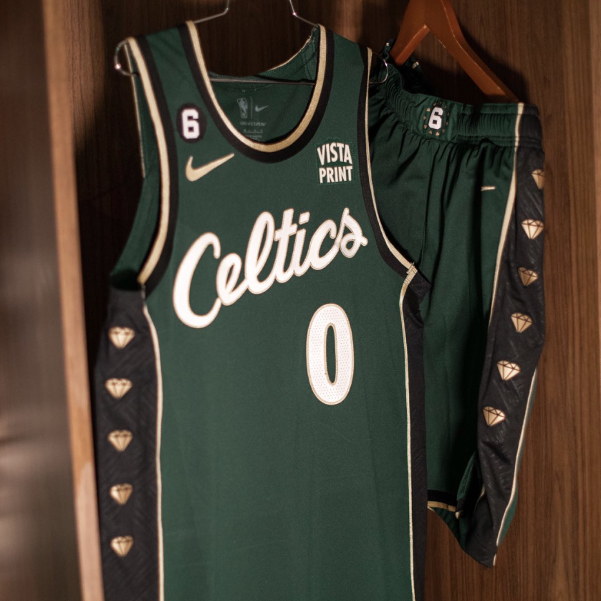 taylorcsnow's tweet photo. • The script is inspired by Boston’s Slade’s Bar &amp; Grill, which was owned by Russell

• 11 gold diamonds on the sides of the uniform, signifying the number of championships Russell won

• Russell’s retired #6 on the belt buckle of the shorts, surrounded by 11 gold diamonds https://t.co/1K8AnhL2mG