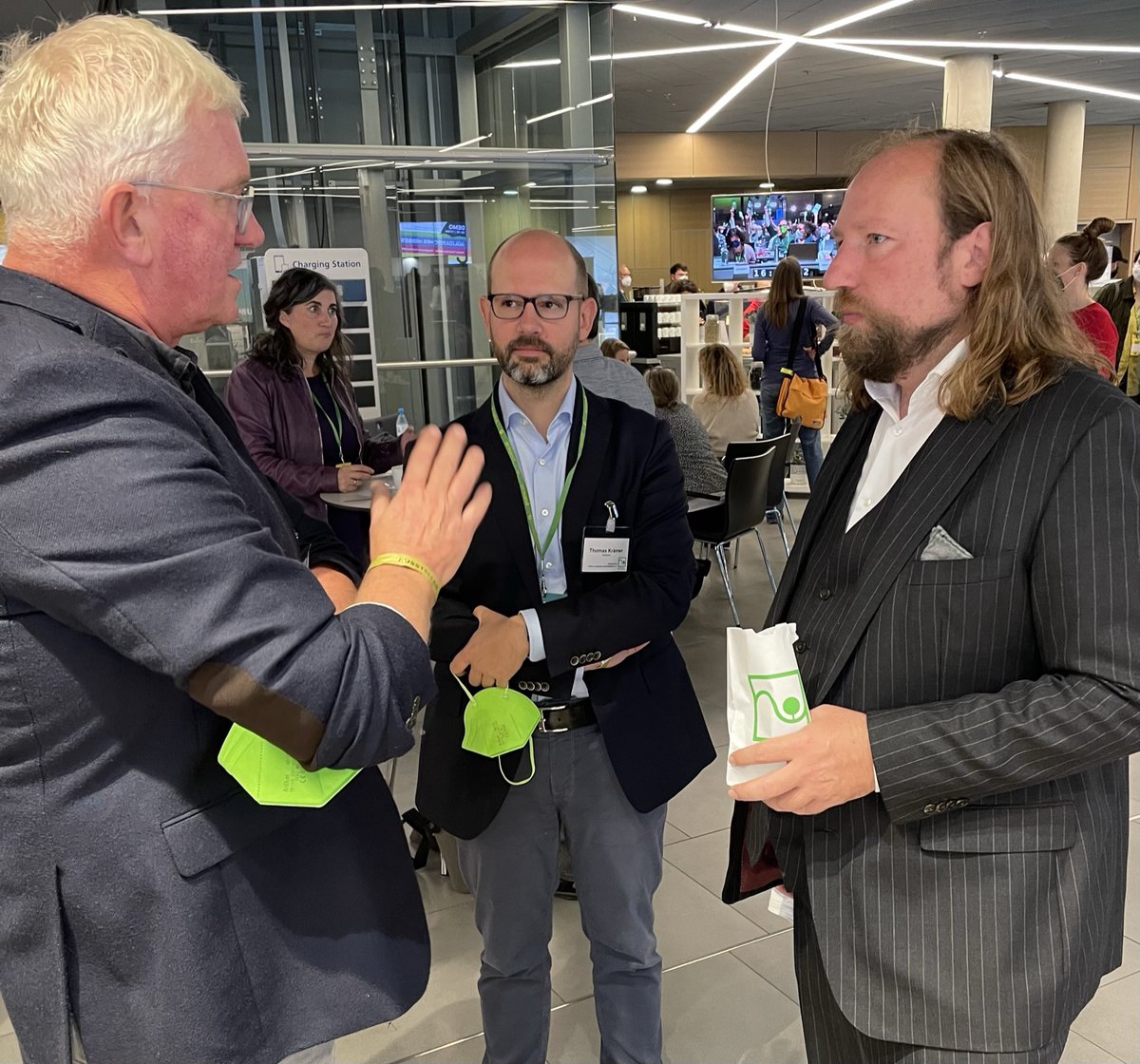 GaLaBau_BGL's tweet photo. Auf der #BDK22 war der BGL &amp; hat für mehr Grün in der Stadt geworben. Fokusthema mit Robert Habeck: #Förderung von #Solargründächern.

 #grünebranche #urbanesgrün #gartenbau #landschaftsbau #galabau #landschaftsgärtner #stadtgrün #klimafit @Die_Gruenen https://t.co/304grh5dEs