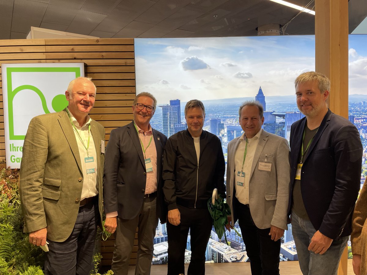 GaLaBau_BGL's tweet photo. Auf der #BDK22 war der BGL &amp; hat für mehr Grün in der Stadt geworben. Fokusthema mit Robert Habeck: #Förderung von #Solargründächern.

 #grünebranche #urbanesgrün #gartenbau #landschaftsbau #galabau #landschaftsgärtner #stadtgrün #klimafit @Die_Gruenen https://t.co/304grh5dEs