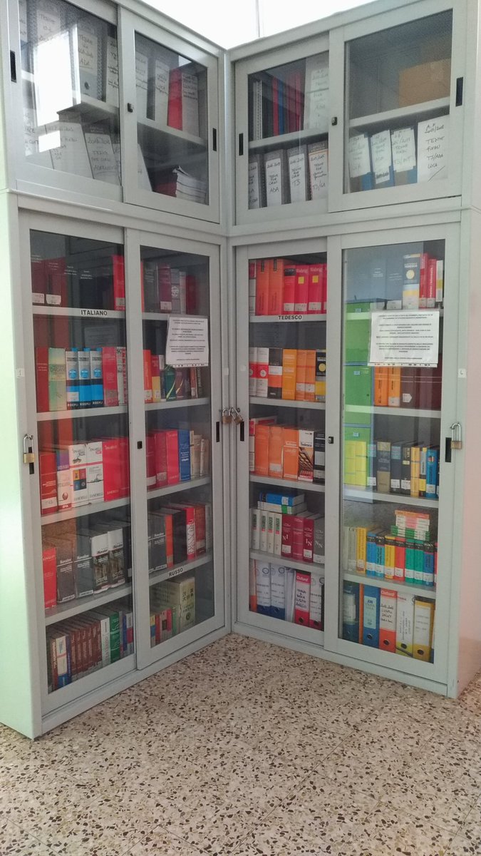 Ecco alcuni dei dizionari della nostra Agenzia! 📖 Durante le prove dei prossimi giorni ne metteremo a disposizione UNO PER TIPOLOGIA; quindi, se non volete rischiare di trovare "in uso" quello che vi serve (e in particolare se venite da Torino), portate il vostro da casa! 😌💼