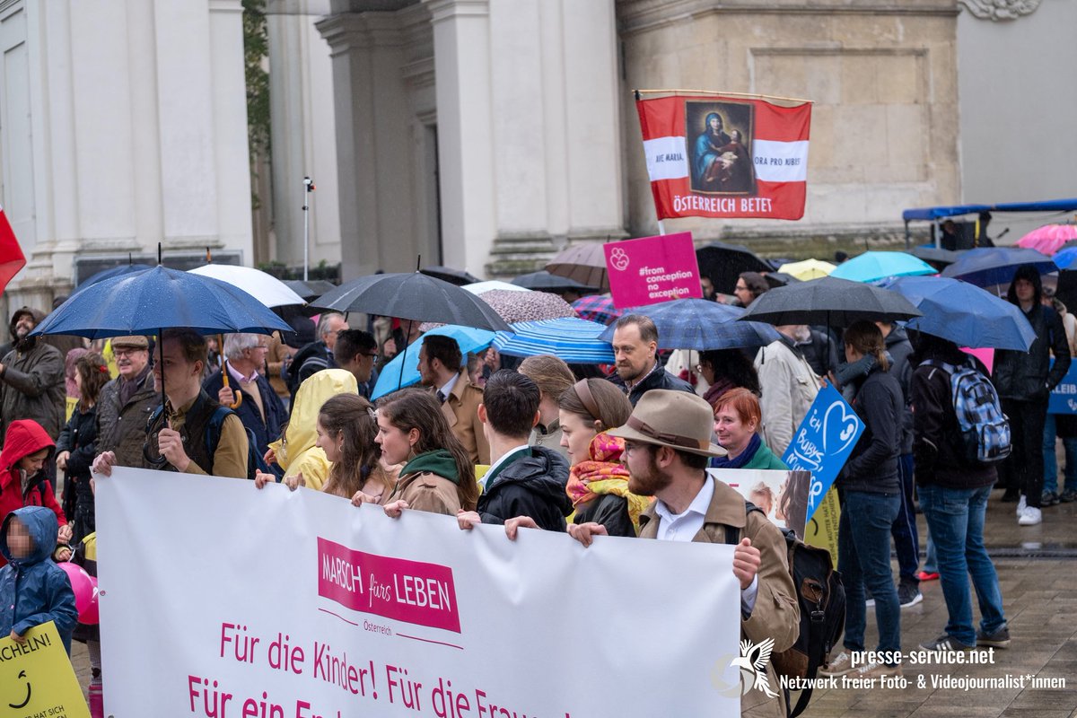 PresseWien's tweet photo. Am 15.10.2022 fand in Wien der jährliche christlich-fundamentalistische "Marsch fürs Leben" statt. Es nahmen knapp 1500 Personen teil. Die Veranstaltung wurde vom Verein "Marsch fürs Leben" organisiert. Neben ÖVP-Abgeordneten nahmen auch Neonazis und Rechtsextreme Teil. #w1510 https://t.co/7CXOC29VhO