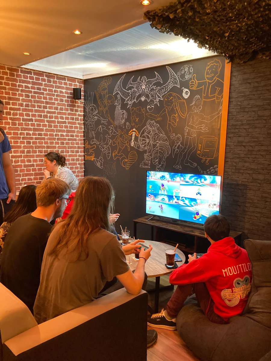 WarpZone eSports Bar tweet media