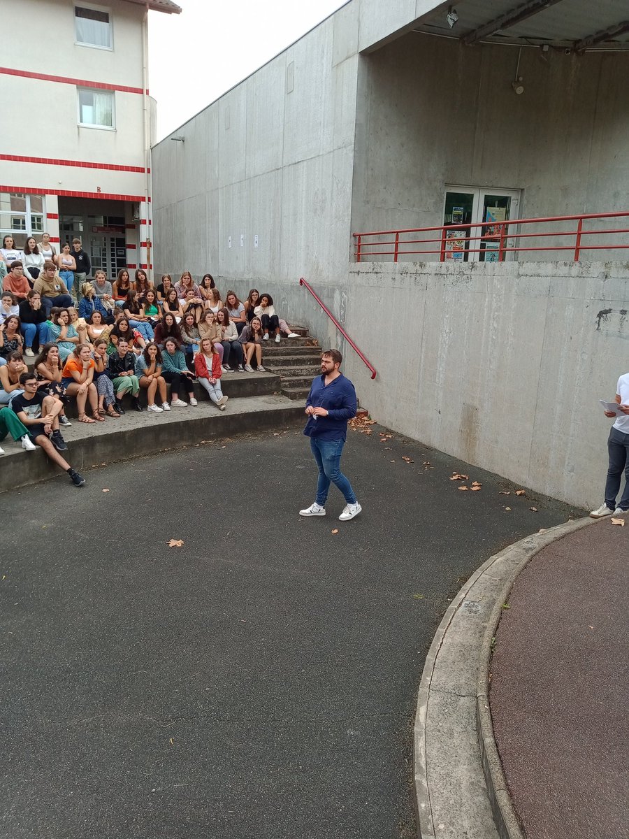 LyceeNavarre's tweet photo. Bel hommage à Samuel Party au lycée de Navarre.
Lecture d'un texte par un enseignant.
Lecture de textes écrits par les élèves de 3PMET.
Lecture d'un texte écrit par les représentants du CVL.
Bravo à M. MELON, CPE, pour cette organisation.
@dsden64 @AcBordeaux https://t.co/kTKeACMW5j