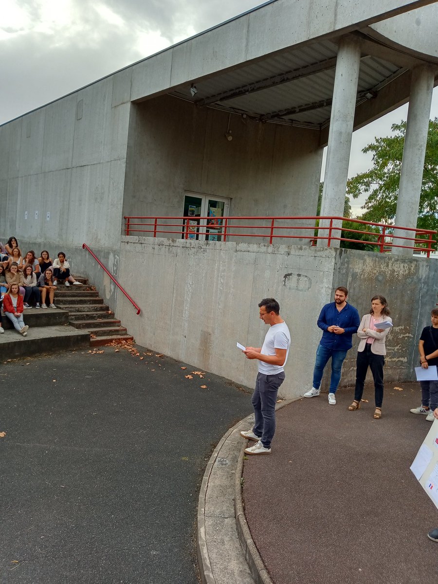 LyceeNavarre's tweet photo. Bel hommage à Samuel Party au lycée de Navarre.
Lecture d'un texte par un enseignant.
Lecture de textes écrits par les élèves de 3PMET.
Lecture d'un texte écrit par les représentants du CVL.
Bravo à M. MELON, CPE, pour cette organisation.
@dsden64 @AcBordeaux https://t.co/kTKeACMW5j