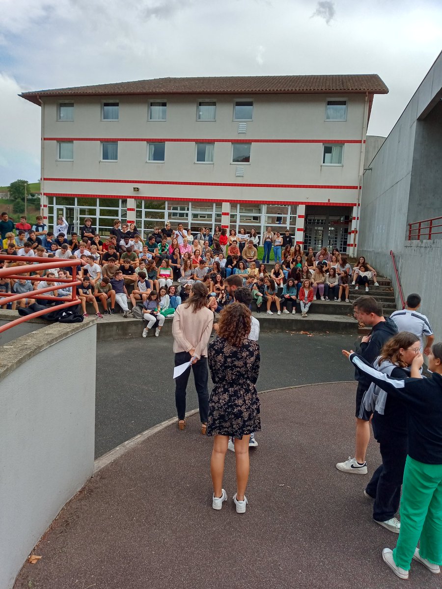 Bel hommage à Samuel Party au lycée de Navarre.
Lecture d'un texte par un enseignant.
Lecture de textes écrits par les élèves de 3PMET.
Lecture d'un texte écrit par les représentants du CVL.
Bravo à M. MELON, CPE, pour cette organisation.
<a href="/dsden64/">DSDEN64</a> <a href="/AcBordeaux/">Académie de Bordeaux</a>