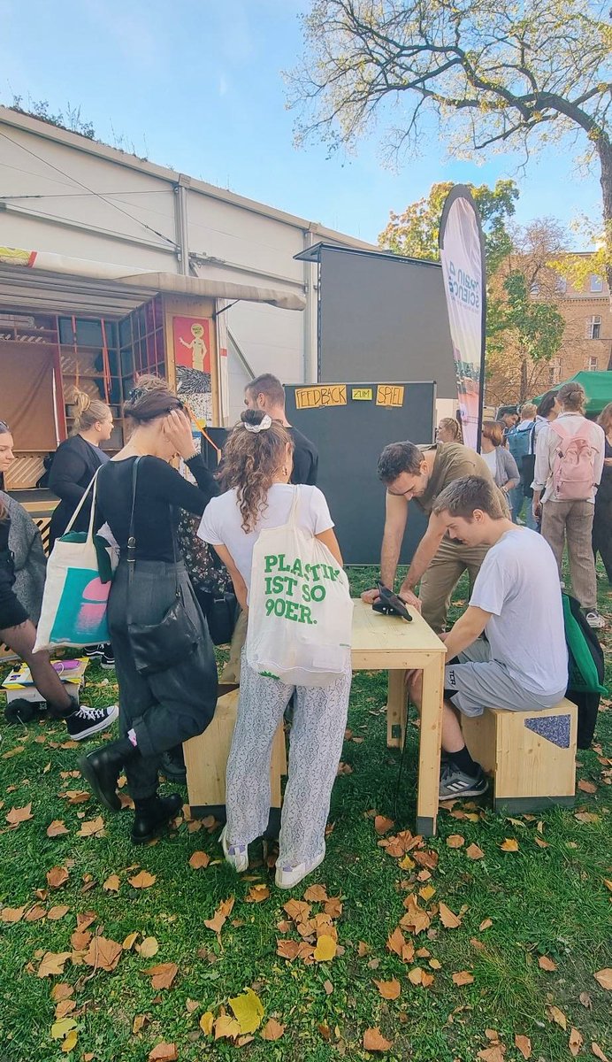 train4science's tweet photo. Hallo liebe neue Studierende an der @HumboldtUni! Ihr findet uns im und am Humboldt Satelliten - kommt vorbei und spielt mit uns eine Runde #train4science! Wir freuen uns auf euer Feedback zum Spiel und eure Ideen für #Klimaschutz. @ktstiftung @anschlaege_de https://t.co/6MwaLn1Q9e