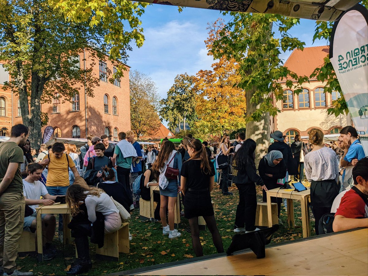 train4science's tweet photo. Hallo liebe neue Studierende an der @HumboldtUni! Ihr findet uns im und am Humboldt Satelliten - kommt vorbei und spielt mit uns eine Runde #train4science! Wir freuen uns auf euer Feedback zum Spiel und eure Ideen für #Klimaschutz. @ktstiftung @anschlaege_de https://t.co/6MwaLn1Q9e