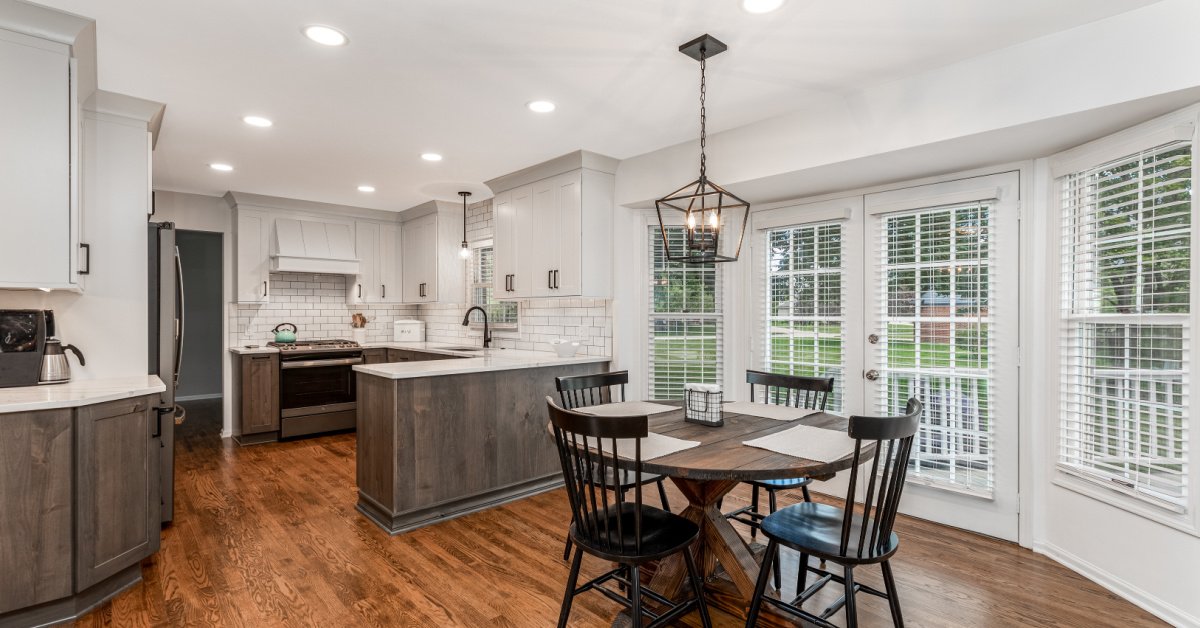CabinetLincoln's tweet photo. This design uses the warmth of stained rustic alder for the base cabinet & the freshness of painted upper cabinets
Uppers - Pendleton /Paint Grade-White
Base - Pendleton/ Rustic Alder-Flagstone
#LincolnCabinet #showplacecabinetry #USAbuilt https://t.co/bdvDfZhxyR