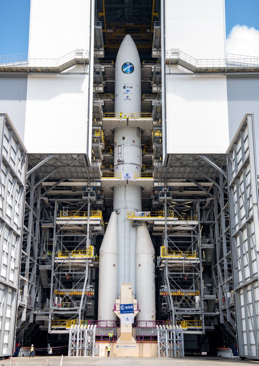 OUI ! 
La voici ! La première #Ariane6 assemblée ! Même si c'est que pour ses essais combinés, elle est bien là !