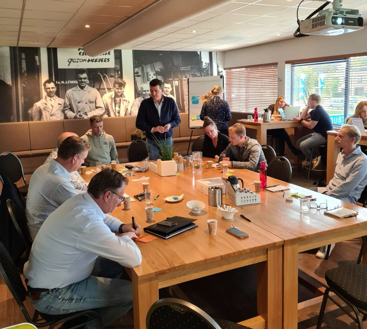 Afgelopen woensdag organiseerde <a href="/ToeleveringOnli/">Toelevering Online</a>  een partner dag. Hiervoor waren de 4 grootste timmerfabrieken, die aan hun leveren, uitgenodigd bij de Voskamp Groep in Almelo: bit.ly/3VAqucw

Samen sterk in maatwerk!
#samenwerking #Tifa #beterlerenkennen