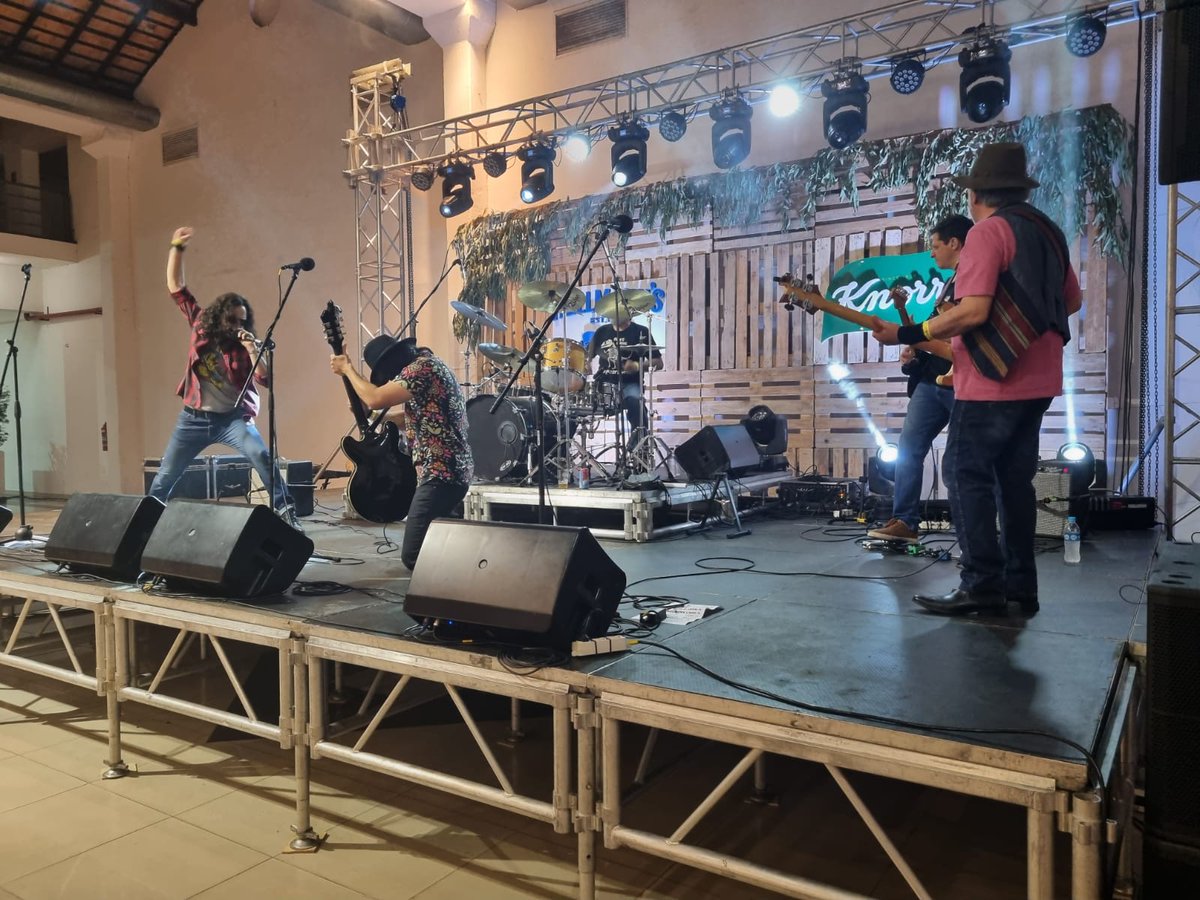 patjurassic's tweet photo. Buen día! Hermosa mañana verdad? Que tengan una buena semana gente! Fuerza y éxitos en todo lo que hagan🙌🏼💪🏼🙏🏼✨️

Qué linda estuvo la @expanadapy !! Pegó todo. Ojalá este evento haya venido para quedarse 👏🏼

Un poco de lo que fue la presentación jurásica. Gracias🦖🎸#rexpanada https://t.co/apKIhutUZf