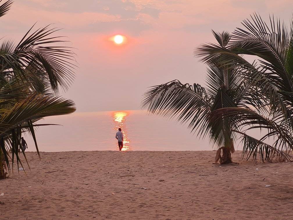 Comme il est impossible de choisir entre son père et sa mère, il en est de même pour les destinations en RDC. Ces terres que tout le monde envie et que nous ignorons  pourtant tous les jours. Voir le soleil se lever sur cet horizon magique! Soleil Levant, Kalemie, 17 octobre 2022