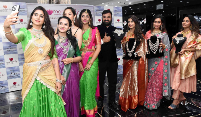 eenadulivenews's tweet photo. Models: నగల దుకాణంలో మెరిసిన మోడల్స్.. రంగుల దుస్తుల్లో అదుర్స్.. అందమైన మోడల్స్ ఫొటోలు! ఫొటో గ్యాలరీ కోసం క్లిక్ చేయండి: https://t.co/uabaN5jjEH
#modelslife #photos #TeluguNews #hyderabad #colourfulllife #beautypics https://t.co/yZGUwwwPtB