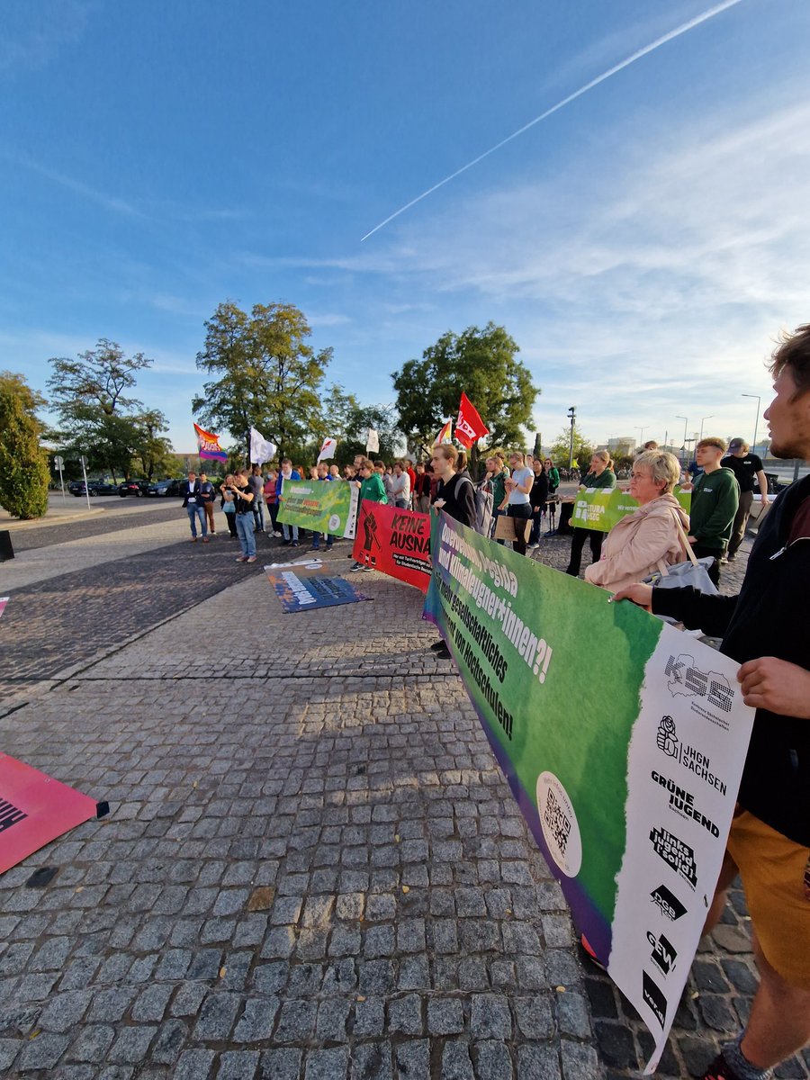 StuRaTUD's tweet photo. #Hochschulen denen, die darin lernen! Deshalb demonstrieren wir heute gemeinsam mit vielen Bündnispartnern für eine wirkliche Revolution des Studiums und Verbesserung des sächsischen Hochschulgesetzes! #Revolutionstudium #demo #dd1710 #Montag #dresden #sachsen #saxlt #university https://t.co/oJc10fP4pJ