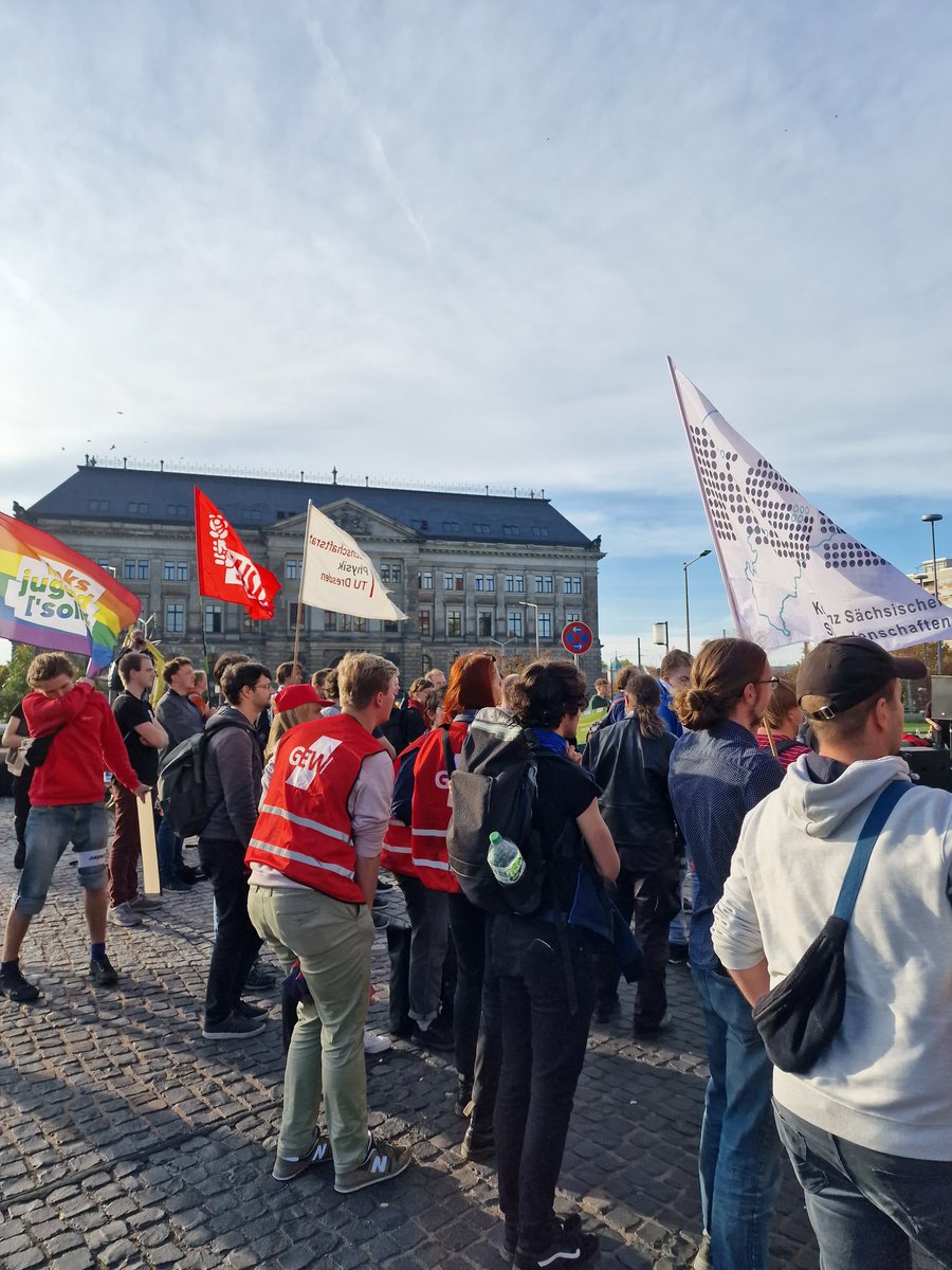 StuRaTUD's tweet photo. #Hochschulen denen, die darin lernen! Deshalb demonstrieren wir heute gemeinsam mit vielen Bündnispartnern für eine wirkliche Revolution des Studiums und Verbesserung des sächsischen Hochschulgesetzes! #Revolutionstudium #demo #dd1710 #Montag #dresden #sachsen #saxlt #university https://t.co/oJc10fP4pJ
