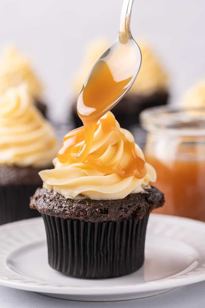 aclassictwist's tweet photo. These Dark Chocolate Salted Caramel Cupcakes have a super rich cupcake that appeals to all chocolate lovers with extra sweet salted caramel frosting. Add an extra drizzle of salted caramel.

Recipe- https://t.co/zHy2op3juP

#aclassictwist #cupcakemondays #recipestotry #foodie https://t.co/YpCY2SIzDj