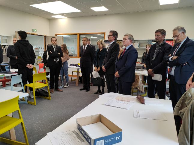 Au lycée Mézeray-Gabriel d’Argentan, une minute de silence en mémoire du professeur Samuel Paty a été observée.
La rectrice Gavini a assisté à un cours d'histoire-géographie avec des élèves de 1ère étudiant la #liberté d'expression dans la presse.