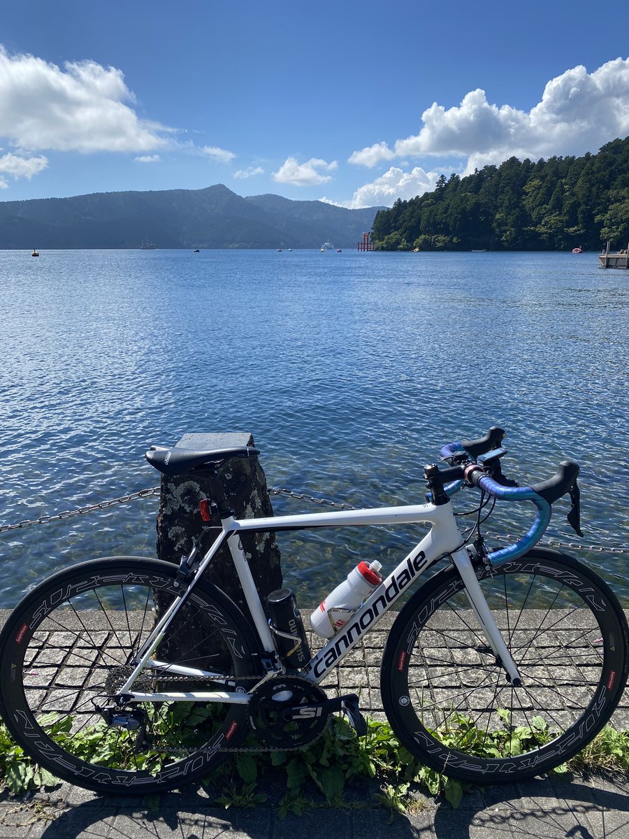 BCTC7's tweet photo. 気まぐれ愛車紹介コーナー
47代目会長？のＭ浦 
キャノンデールSUPERSIXEVO
ポイント
・美しいパールホワイトのフレーム
・中華カーボンホイール(性能は微妙)
・バーテープをピンクからオイル色へ
・山はキビキビ登ってくれる
今後もこの自転車を大切に乗り続けます！
 #文教大学 https://t.co/SO5EpsDee7