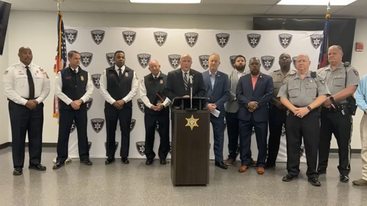 liz_lines's tweet photo. The @MaconBibb Mayor @Thankslester1, Sheriff David Davis and #MBCFD give a progress report on hiring public safety officers and announce resuming a partnership with firefighters to assist. @maconnewsroom @mercerccj https://t.co/1DTsBNX2zC