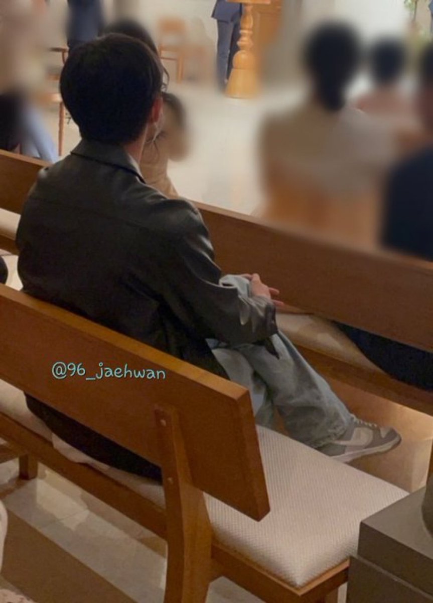 다리 꼬고 앉아서 결혼식 보는거 고자극🥹