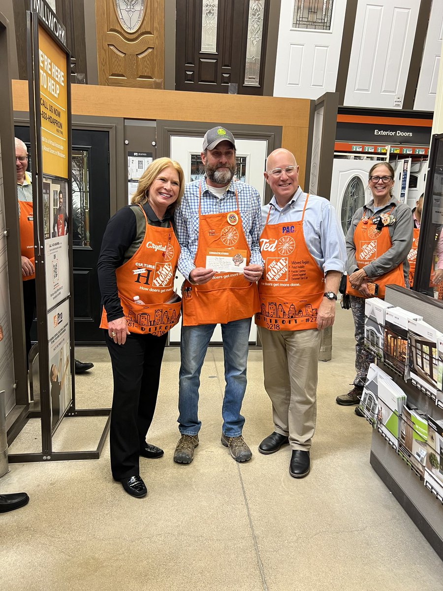 Team #2704, Northville, MI did an excellent job walking Ted through the key drivers of the business! They also showcased their amazing talent and care for our people! Simply Outstanding day!❤️