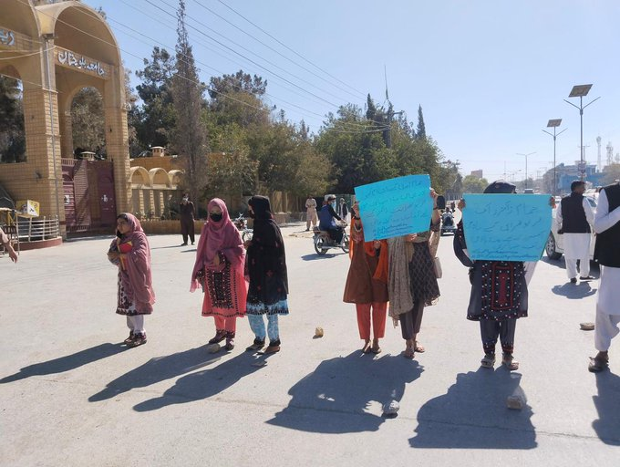 Baloch_Dispatch's tweet photo. فزیوتھراپسٹ گزشتہ تین ماہ سے اپنے جائز مطالبات کے لیے سراپا احتجاج ہیں، ان کا مسئلہ حل کرنے کے بجائے پولیس کی جانب سے انہیں تشدد کا نشانہ بنایا جا رہا ہے۔
#SavePhysiotherapistFuture 
#Balochistan 
#FreeBalochistan https://t.co/JEvj31WKb2