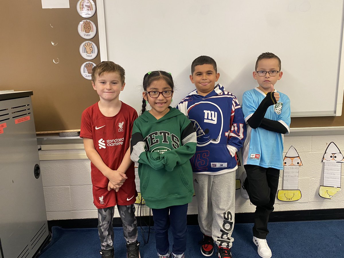 First day of spirit week! Go Yankees!! 🎉