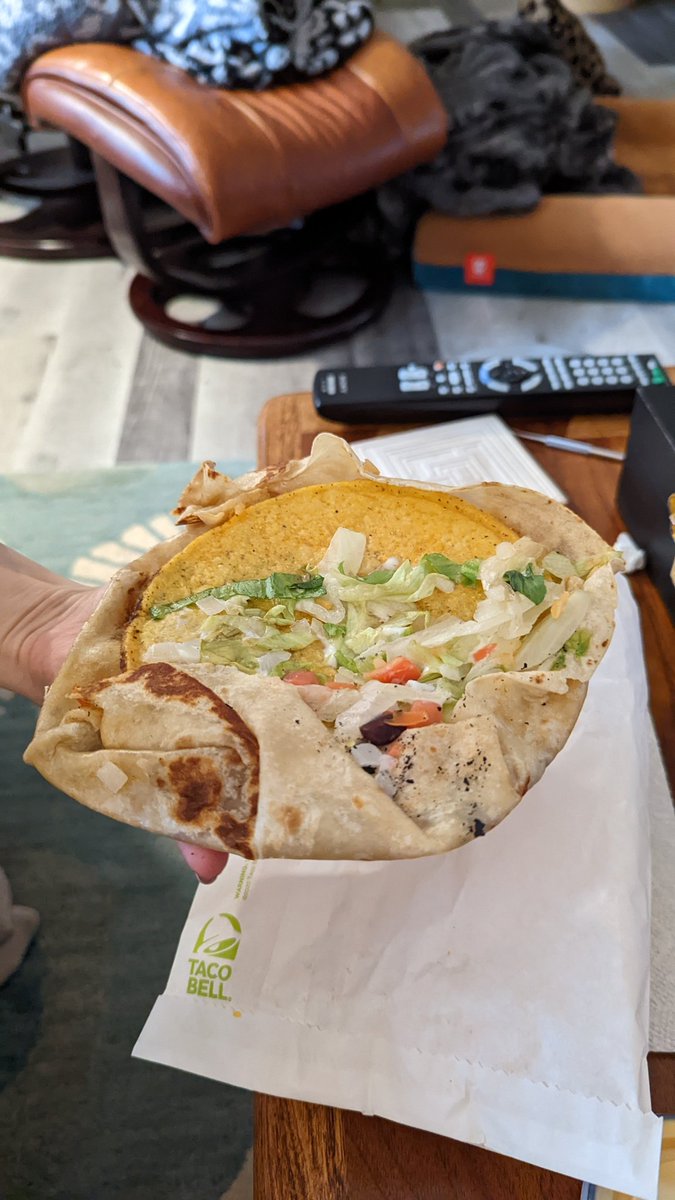 JonathanStelzer's tweet photo. Great looking Crunchwrap, @tacobell! 🙄🙄🙄 (1220 Alexis Rd; 43612) Do better next time! #help https://t.co/lHptmyU3jz