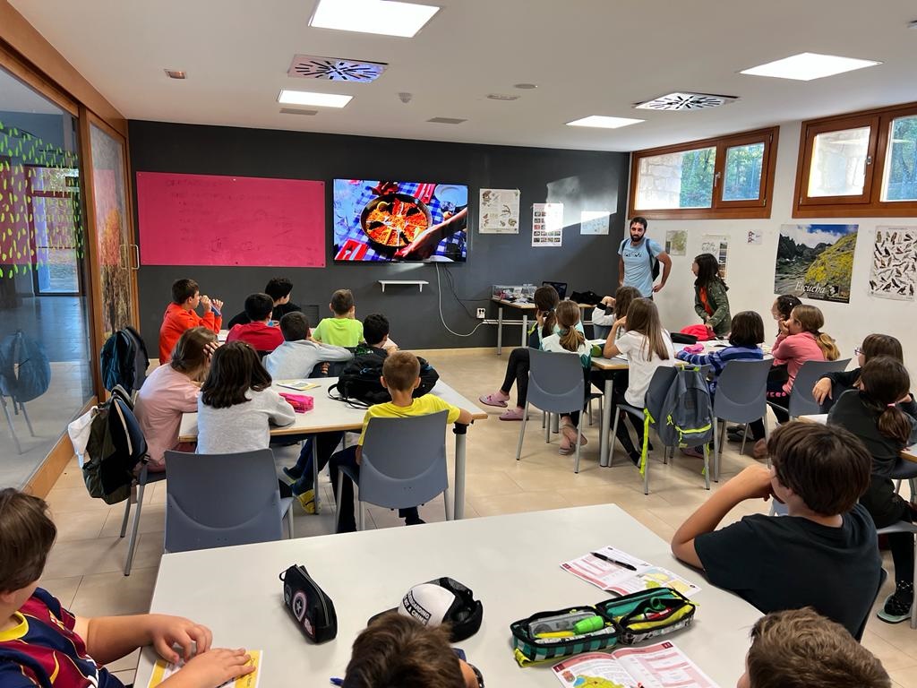ColeNSVillar's tweet photo. Inmersión #ClassroomInNature para el alumnado de 6° en el albergue de El Soncillo (Burgos).
Recepción y presentación de la actividad.
Distribución de habitaciones y normas.
#bilingüesCyl #CentrosEducacyl #Educacyl #CFPIdiomas @Raspano @patrimonionat https://t.co/9JSWnb2FW7