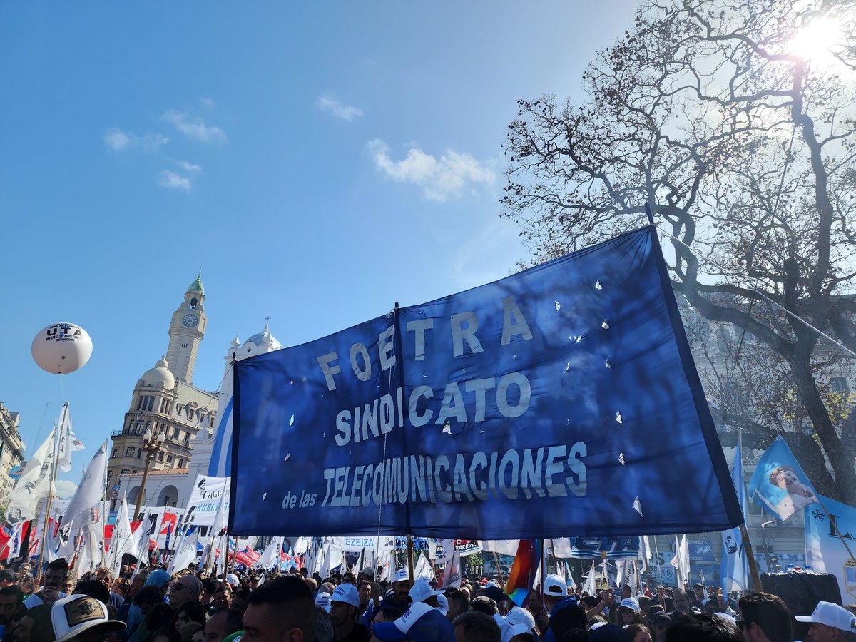 En el Día de la Lealtad, nos encontramos en Plaza de Mayo para celebrar junto a otros Sindicatos y Organizaciones Políticas/Sociales las reivindicaciones históricas del Movimiento Obrero Argentino.

FOETRA se hace presente junto a su cuerpo de Delegadxs.