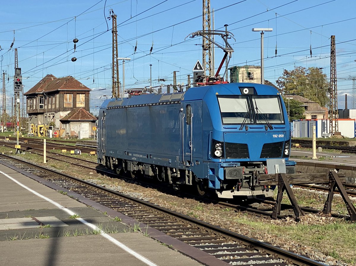 thalys74's tweet photo. La même #Smartron #Siemens #BR192 le lendemain lors de mon voyage retour mais cette fois … sous le soleil ☀️ … et panto levé ! 😎☀️🤩 #LeipzigHbf https://t.co/1GqmwlUnUG