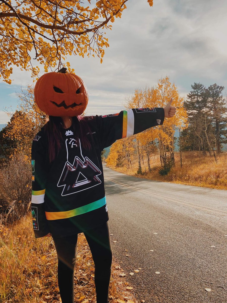 kenijuana's tweet photo. this spooky photo shoot was so fun 🎃🕸️🍂👻🍃 https://t.co/Rg2XPdYFTY
