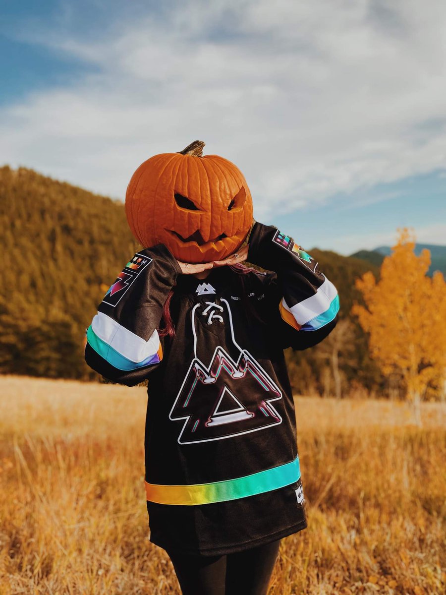 kenijuana's tweet photo. this spooky photo shoot was so fun 🎃🕸️🍂👻🍃 https://t.co/Rg2XPdYFTY