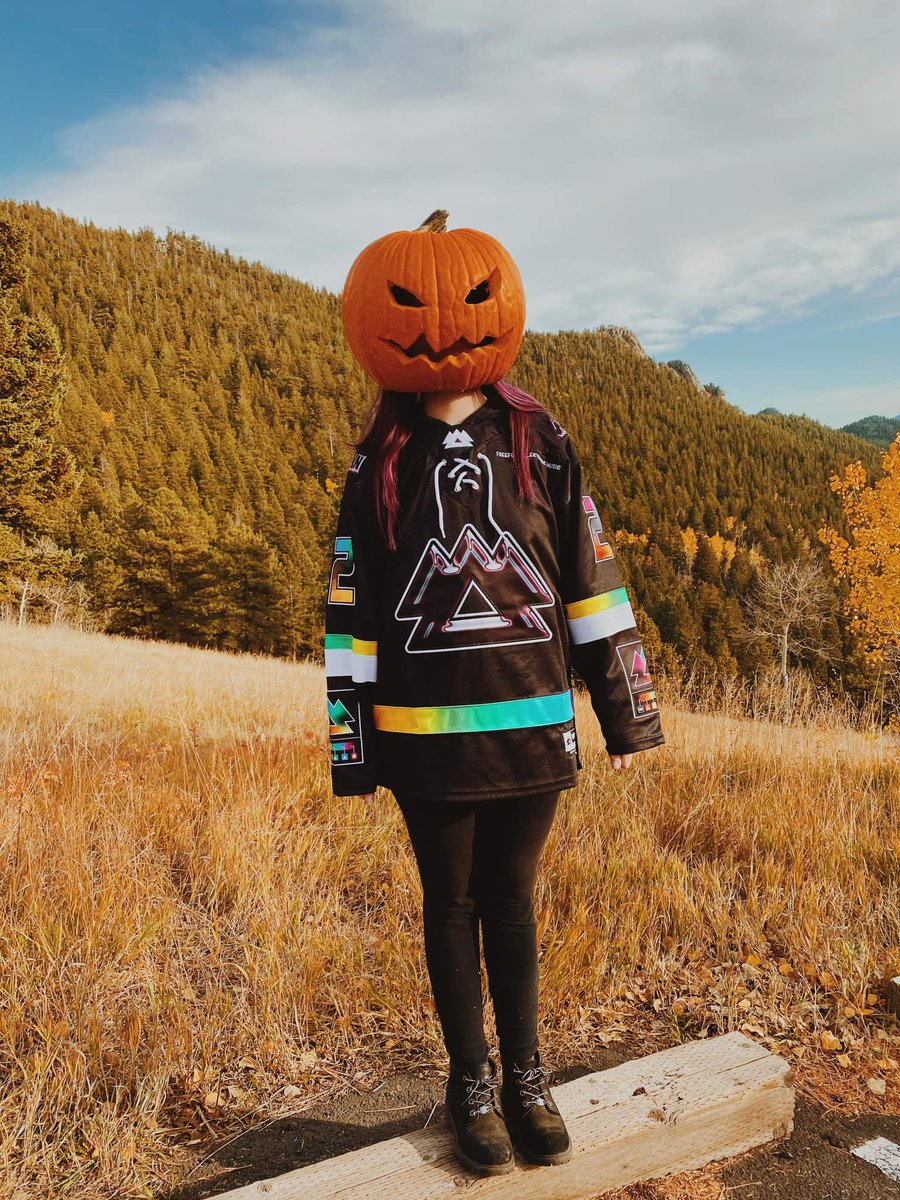 kenijuana's tweet photo. this spooky photo shoot was so fun 🎃🕸️🍂👻🍃 https://t.co/Rg2XPdYFTY