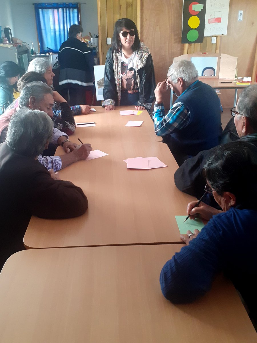 bosquesdemanta1's tweet photo. Seguimos con nuestras actividades en el Club del Adulto Mayor Rural de #SantaAdela 🌱

Ahora jugamos al semáforo para escoger fortalezas, amenazas y oportunidades que alberga la vida en el #bosquesiempreverde 🚦 https://t.co/TaQ9hPsBzP