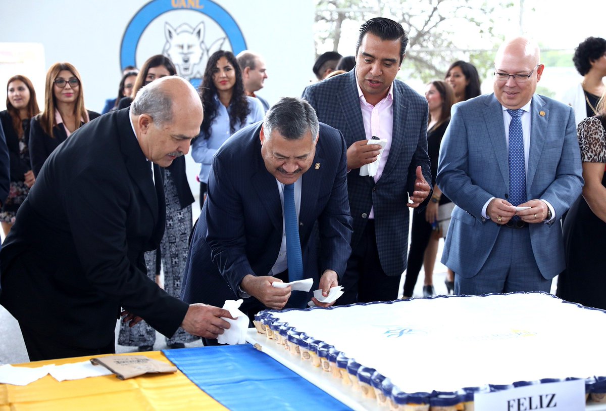 uanl's tweet photo. El Dr. Santos Guzmán López acompañó al Dr. Gerardo Tamez Guerra y los estudiantes y personal de ambas escuelas en la ceremonia conmemorativa, donde hubo toma de fotografía oficial y corte de pastel. ¡Felicidades #Prepa23 por un aniversario más!
#ExcelenciayEducación https://t.co/4y89AjP3AM