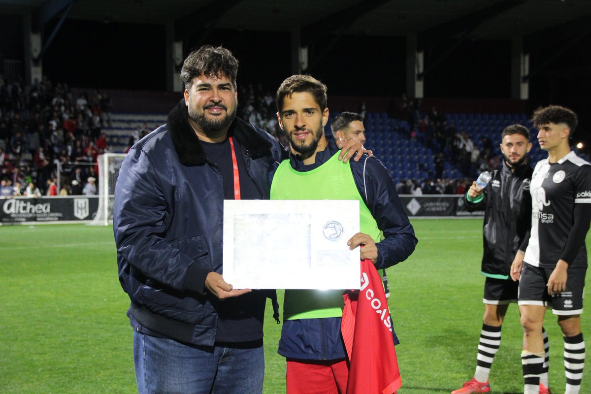 🎖️ HOMENAJE | Como viene siendo tradición cada vez que nos visita un ex jugador por primera vez, el club entregó un pequeño obsequio a Antonio Marín, que además se llevó la ovación de todo el público.