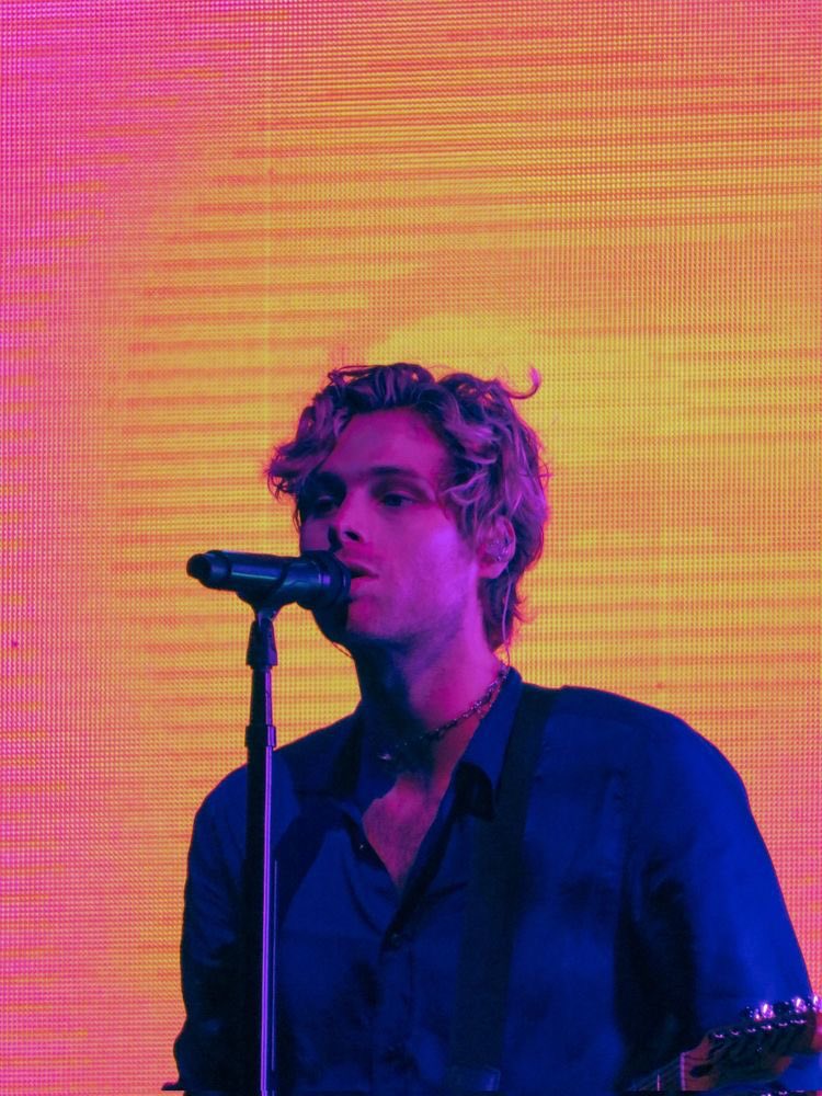 5SecsOfB0yband's tweet photo. Just a little tmh-tour Luke thread bc i’m going absolutely feral and i miss this, and these pictures are doing WICKED things to my brain https://t.co/gDBn8i4kta