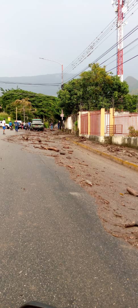 cperezampueda's tweet photo. #17Oct | Sistema Nacional de Gestión de Riesgo se encuentra desplegado y atendiendo la emergencia en el Mcpio. Girardot del Edo. Aragua tras el desbordamiento de la Quebrada Palmarito.
@CeballosIchaso1 https://t.co/KmFt09H9N6