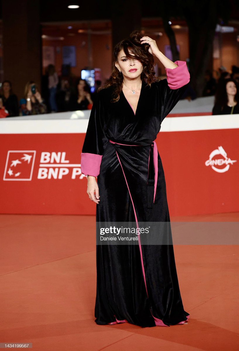 GabFiorucci's tweet photo. Red Carpet - The 17th Rome Film Festival

Francesca Rettondini attends the red carpet during the 17th Rome Film Festival wearing a black kimono by           
GABRIELE FIORUCCI BUCCIARELLI

#francescarettondini 
#gabrielefioruccibucciarelli 
#romefilmfestival #festivalcinema https://t.co/hImQmkbjJv