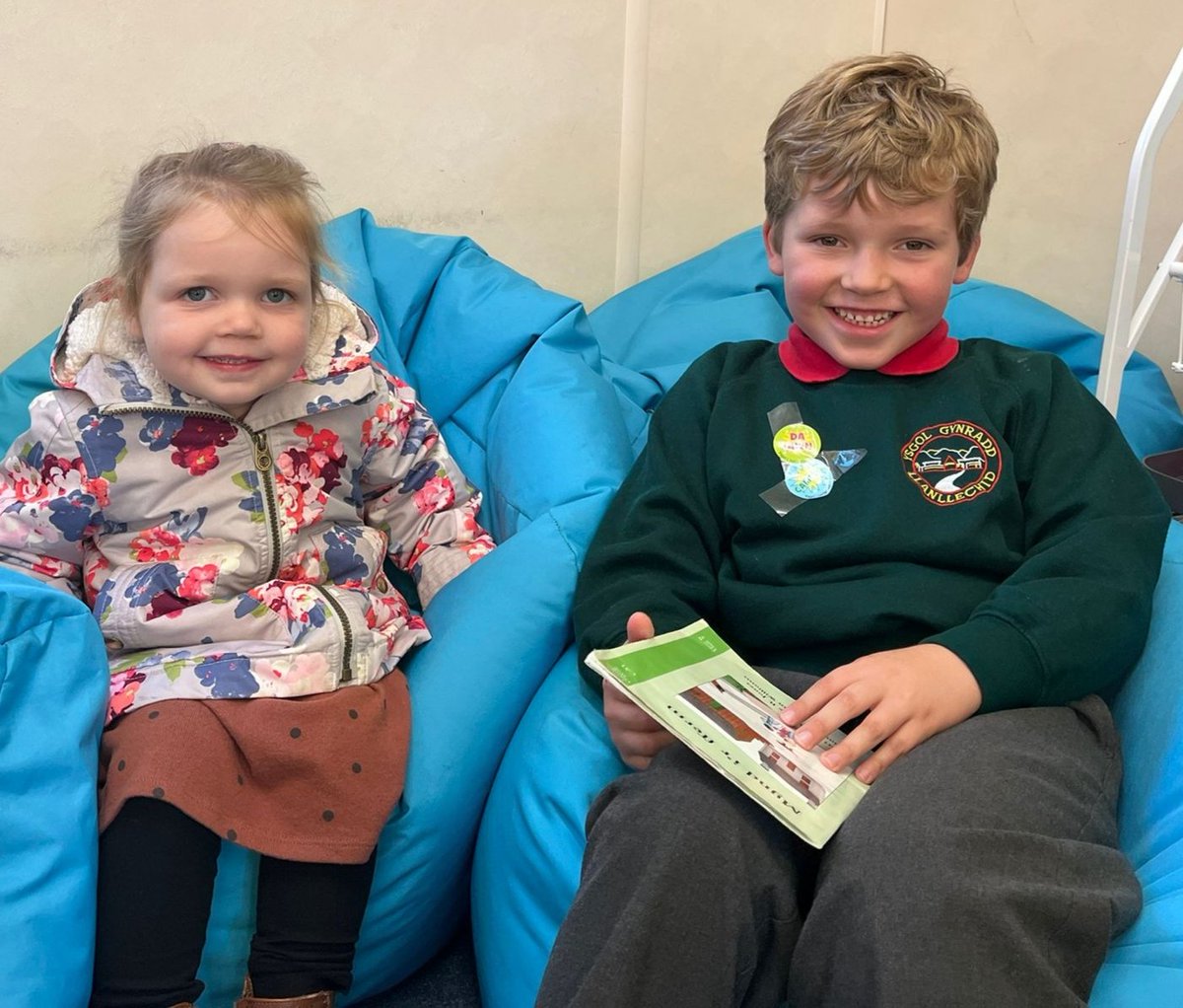 YsgLlanllechid's tweet photo. Croeso nôl! Welcome back  Ms Zoe! @RhAG https://t.co/825Caq7Ne7
