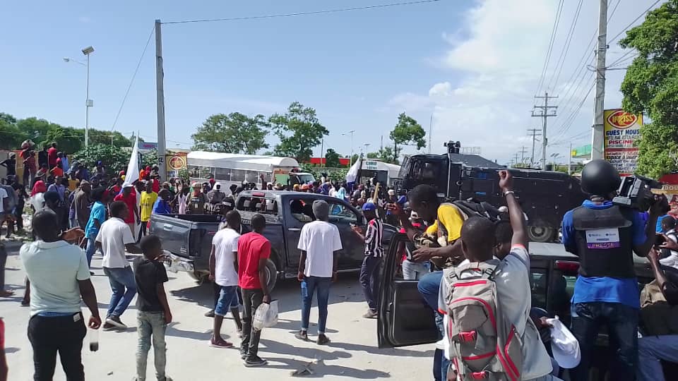 modelfm883's tweet photo. La police a dispersé à coup de grenades lacrymogènes, la manifestation antigouvernementale, non loin de l'Ambassade Américaine à Tabarre. Des milliers de personnes ont marché dans les rues de la capitale ce 17 octobre, pour réclamer la démission du PM Ariel Henry.

#ModelFM https://t.co/ygW9OQ5OYw