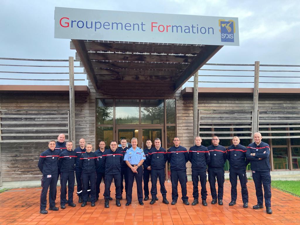 SDIS50's tweet photo. Une riche première journée de stage pour les 12 futurs dessinateurs opérationnels @SDIS50 @Officiel_SDIS28 accueillis ce matin au CDF par le COL Patrick Sorieul, Directeur #SDIS50 et laissés ensuite entre les mains expertes du COL (ER) René Dosne #DO #GTO #GFOR @poissonchristo6 https://t.co/5R6IHue6fH