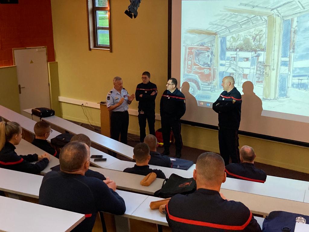 SDIS50's tweet photo. Une riche première journée de stage pour les 12 futurs dessinateurs opérationnels @SDIS50 @Officiel_SDIS28 accueillis ce matin au CDF par le COL Patrick Sorieul, Directeur #SDIS50 et laissés ensuite entre les mains expertes du COL (ER) René Dosne #DO #GTO #GFOR @poissonchristo6 https://t.co/5R6IHue6fH