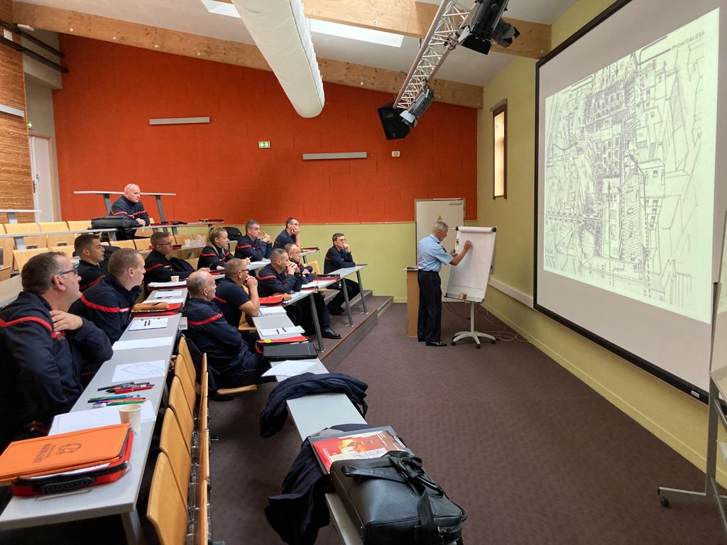 SDIS50's tweet photo. Une riche première journée de stage pour les 12 futurs dessinateurs opérationnels @SDIS50 @Officiel_SDIS28 accueillis ce matin au CDF par le COL Patrick Sorieul, Directeur #SDIS50 et laissés ensuite entre les mains expertes du COL (ER) René Dosne #DO #GTO #GFOR @poissonchristo6 https://t.co/5R6IHue6fH