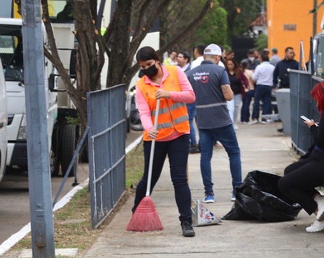 KarlaLeonardoT's tweet photo. Hoy en el #ParqueCuadrado se entregaron los módulos de separación de #Vidrio y #TetraPack 🧃♻️ #MedioAmbiente 💚
También las y los trabajadores de Servicios Públicos llegaron a #Enchular este espacio público 🙌🏻 con este van 56 espacios intervenidos🤩 #Enchulemos #Guadalajara https://t.co/ibJzuBU7b7