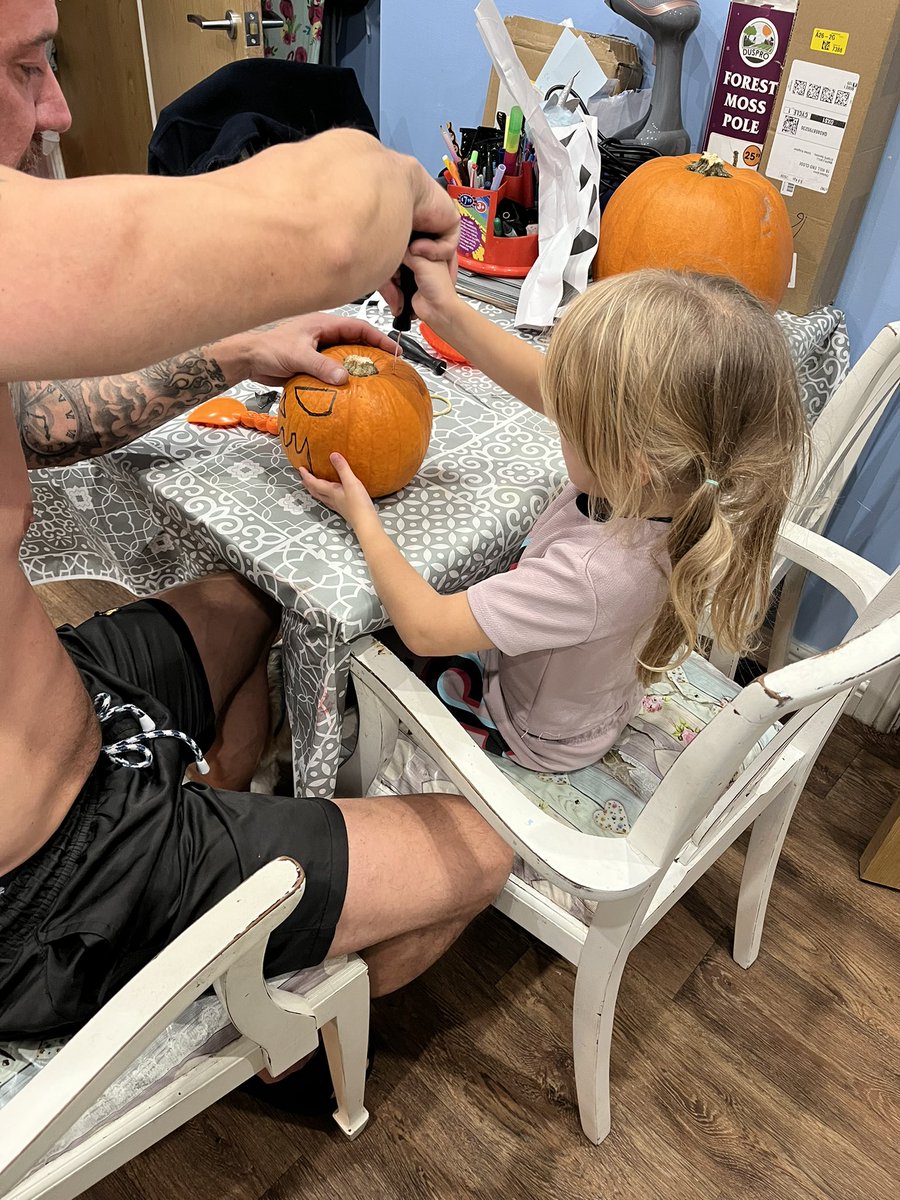 Chelseamb16's tweet photo. @MPSClass5 Bella has really enjoyed making her pumpkin 🎃 she had help with drawing but everything else she did herself! ❤️ https://t.co/YspHqiDmmY