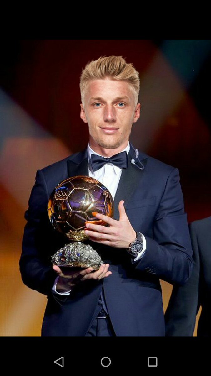 koindredismo's tweet photo. Otro año más que le roban el Balón de Oro al mejor más completo del mundo. Mientras Benzema o Lewandowski son un 9 en ataque y un 0 en defensa, Daniel es un 7 en todo. Los que sabemos de la redonda le damos el valor que se merece. #WassBdO #DankeDaniel https://t.co/zW1SCU9o22